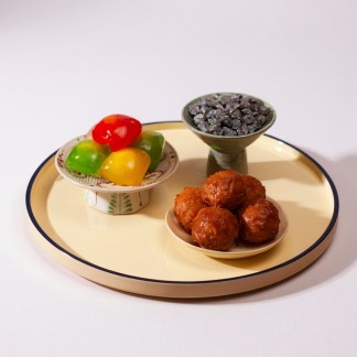 Khay sơn mài tròn viền xanh tím than nền trắng kem D34cm